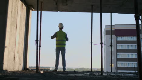 Bauarbeiter-Arbeitet-Mit-VR-Brille.-Bauarbeiter-Projiziert-Mit-VR-Brille-Das-Zukünftige-Äußere-Auf-Der-Baustelle